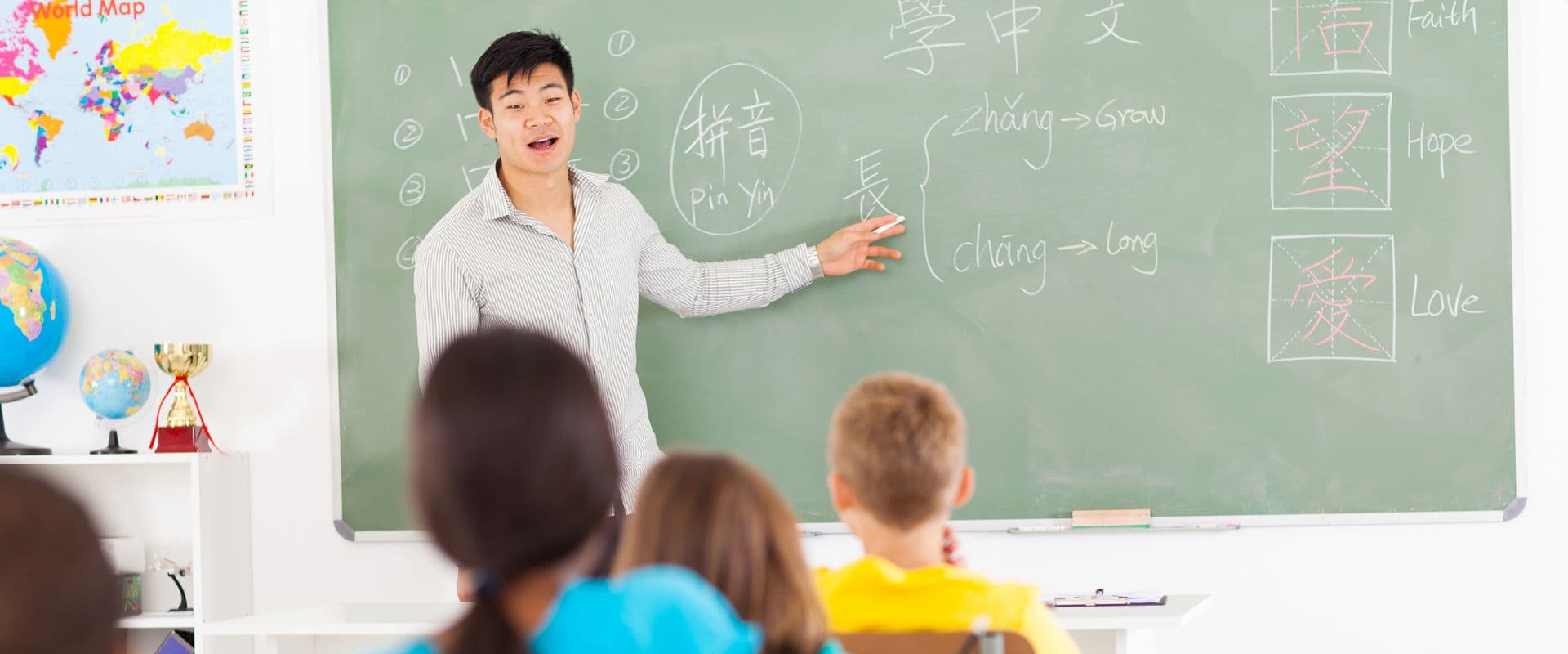 Profesor enseñando chino mandarín en el aula